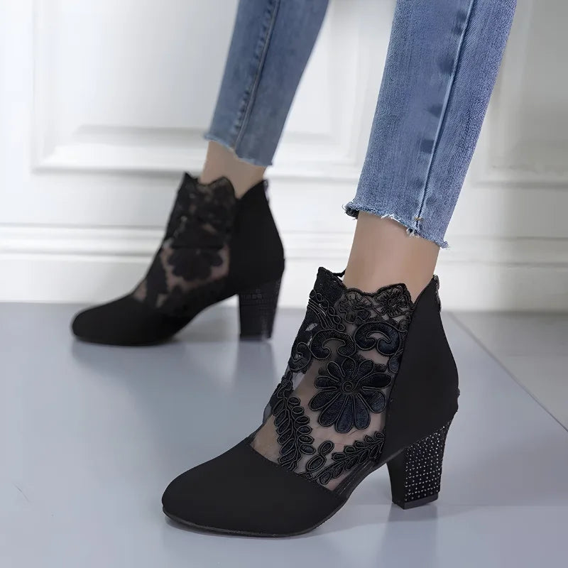 Ankelboots i spets med blockklack för dam-Footwear for women-Fjallbarn