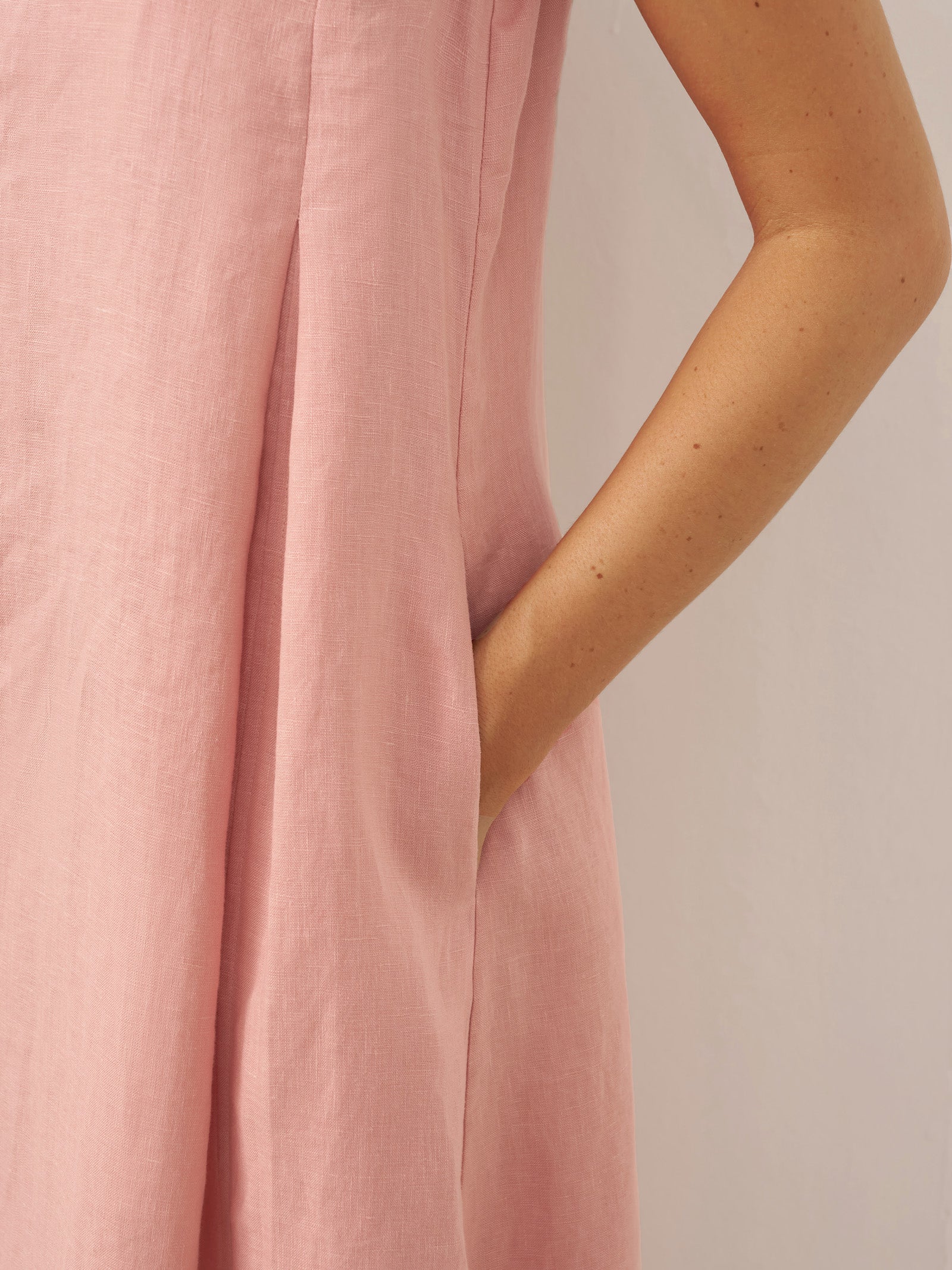 Ärmlös V-ringad midiklänning i linne för dam-Midi Dress-Fjallbarn