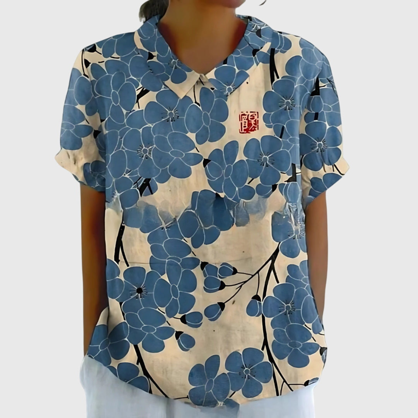 Blommig kortärmad blus med Peter Pan-krage för dam-Blouses for women-Fjallbarn