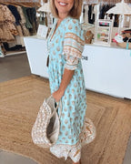 Blommig midiklänning med V-ringning för dam-Midi Dress-Fjallbarn