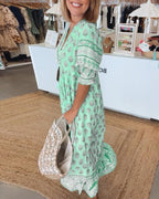 Blommig midiklänning med V-ringning för dam-Midi Dress-Fjallbarn