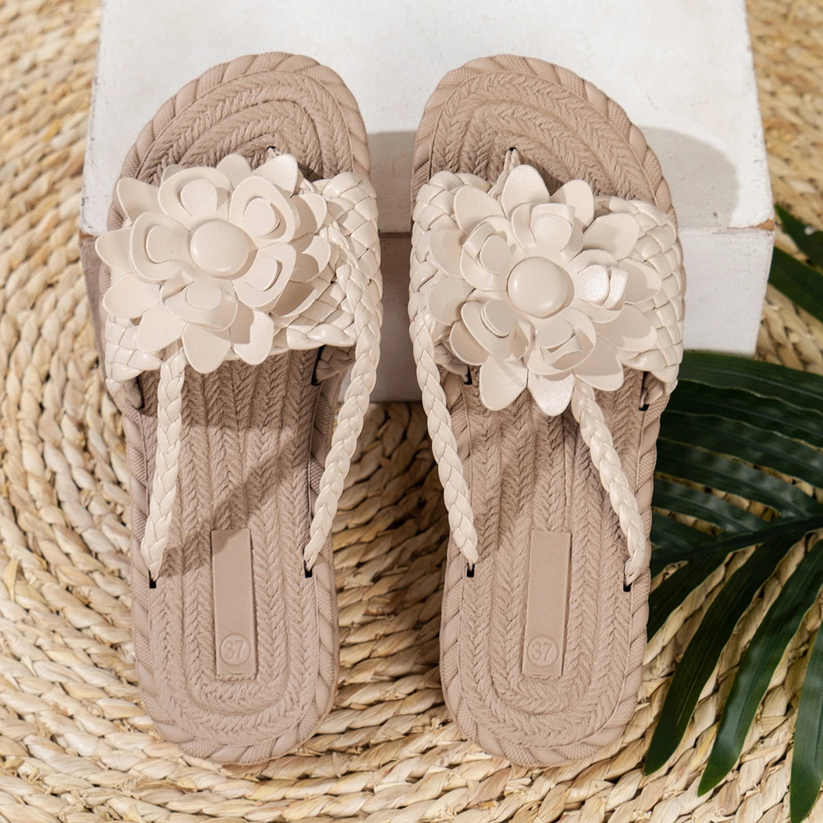 Blommiga sandaler med flätade remmar för dam-Footwear for women-Fjallbarn