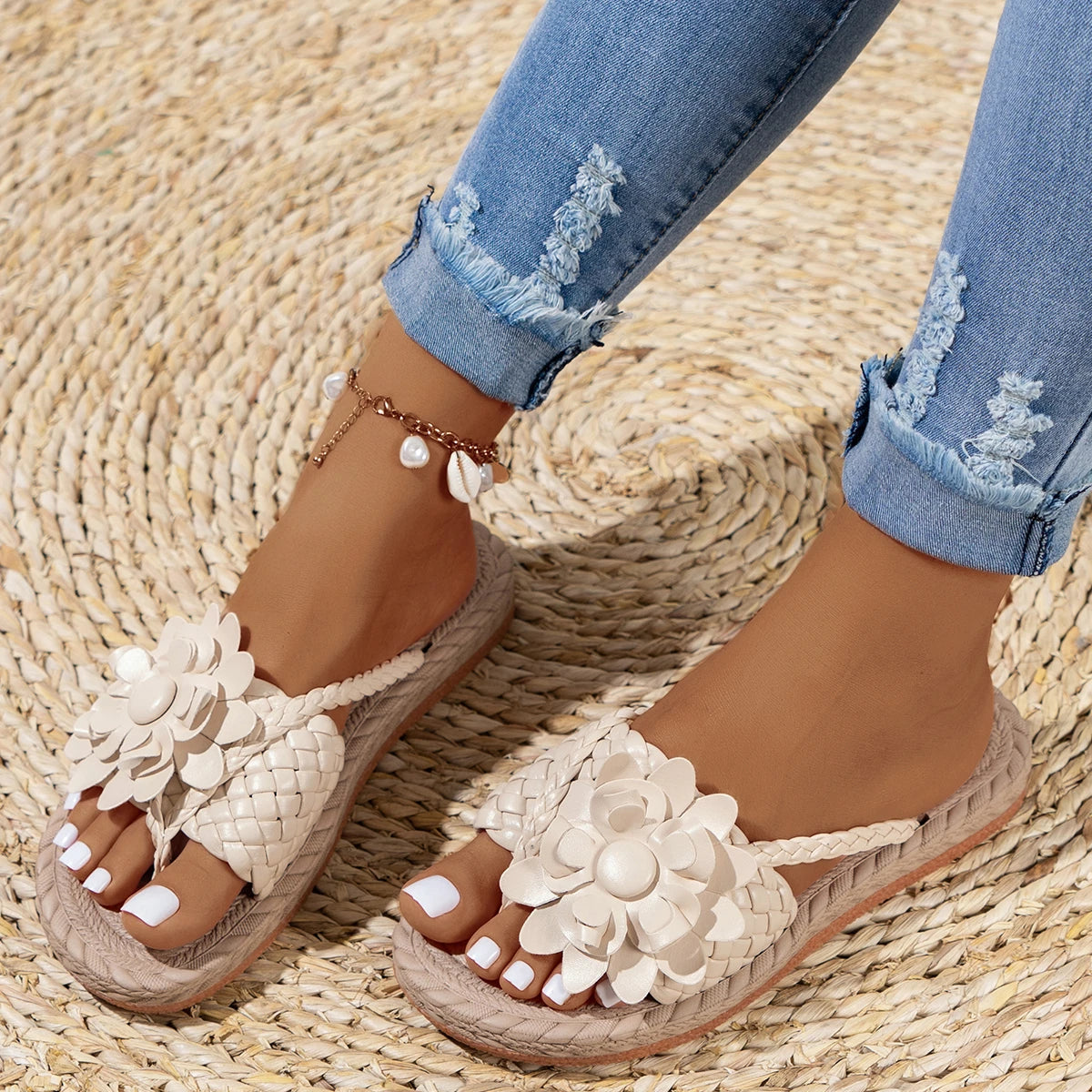 Blommiga sandaler med flätade remmar för dam-Footwear for women-Fjallbarn