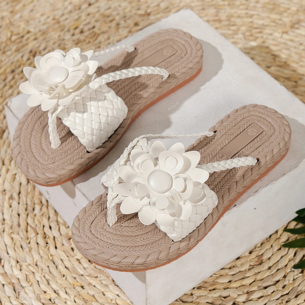 Blommiga sandaler med flätade remmar för dam-Footwear for women-Fjallbarn
