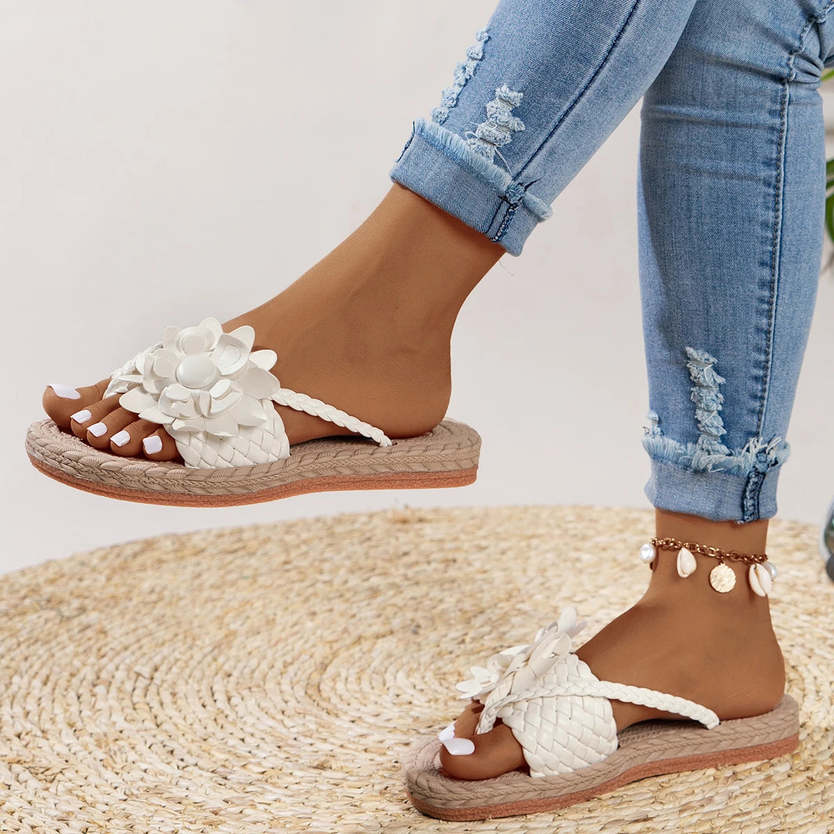 Blommiga sandaler med flätade remmar för dam-Footwear for women-Fjallbarn