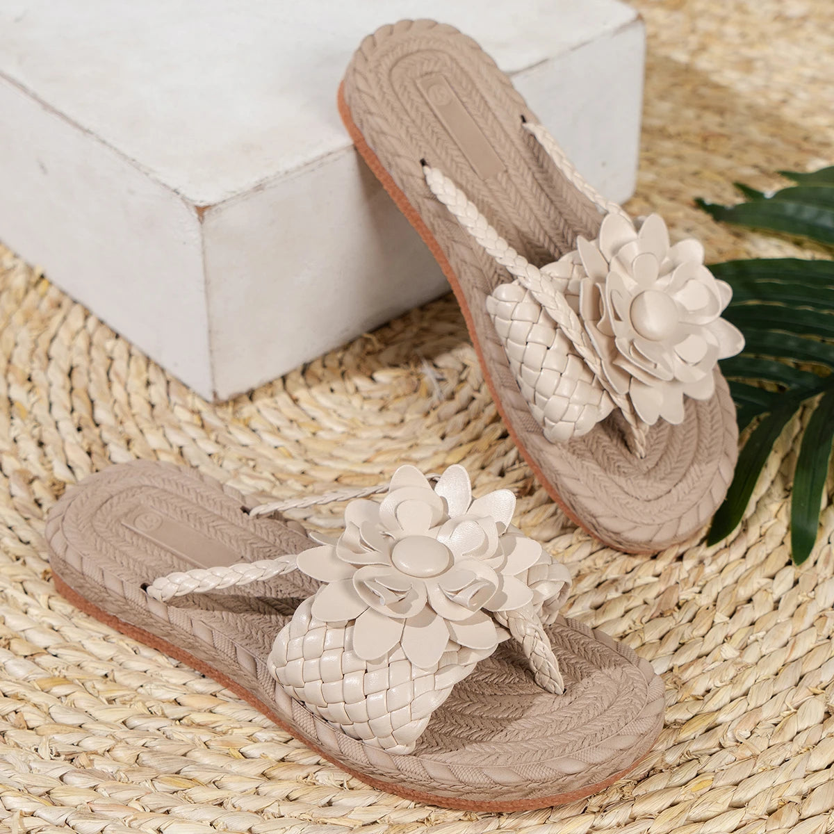 Blommiga sandaler med flätade remmar för dam-Footwear for women-Fjallbarn