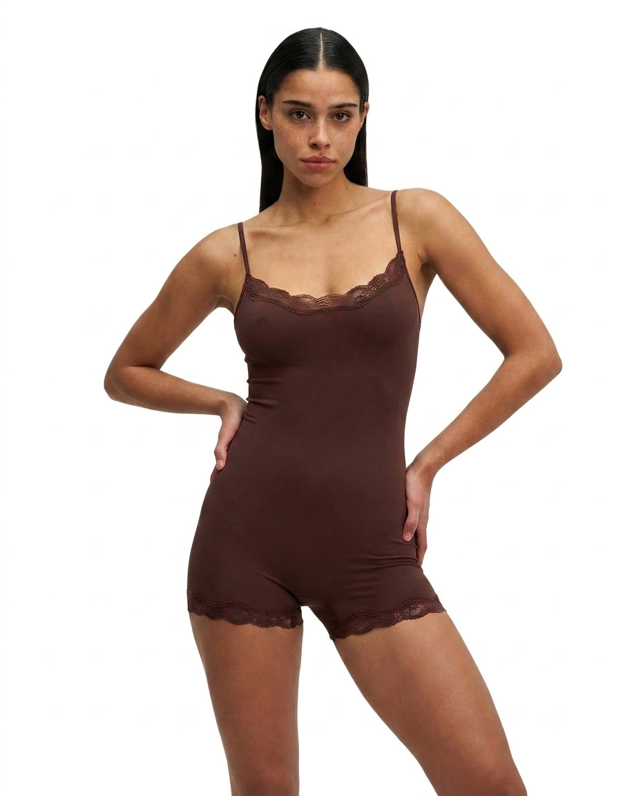 Dam ärmlös romper med spetskant och smala axelband-Jumpsuits for women-Fjallbarn