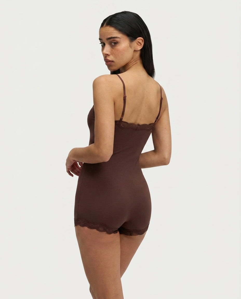 Dam ärmlös romper med spetskant och smala axelband-Jumpsuits for women-Fjallbarn