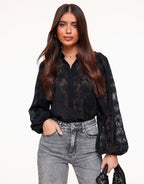 Dam blus med genomskinligt blommigt broderi och ballongärmar-Blouse for women-Fjallbarn