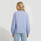 Dam blus med volangdetaljer och elastiska ärmslut-Blouse for women-Fjallbarn