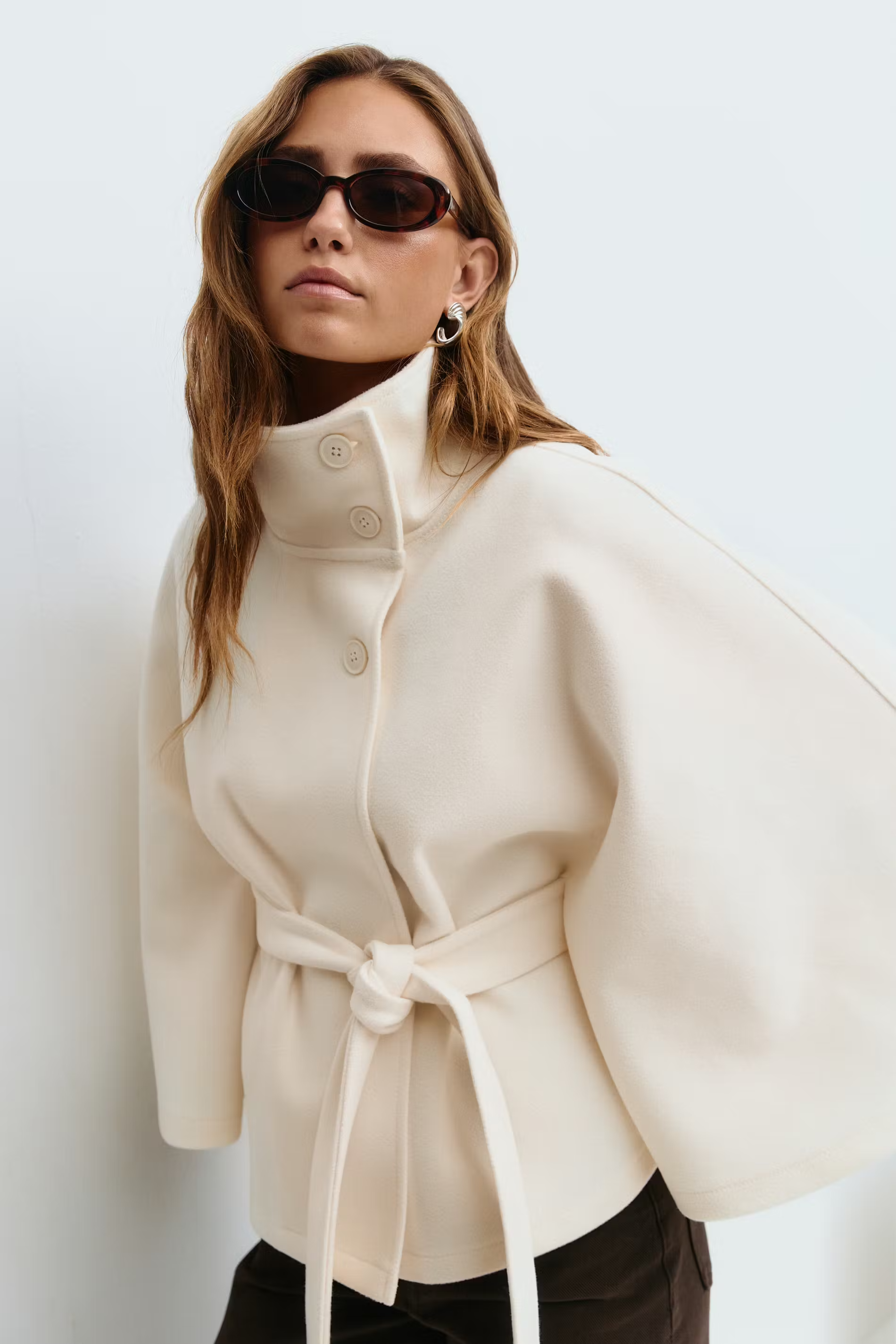 Dam capejacka med hög krage och knytbälte-Coat for women-Fjallbarn
