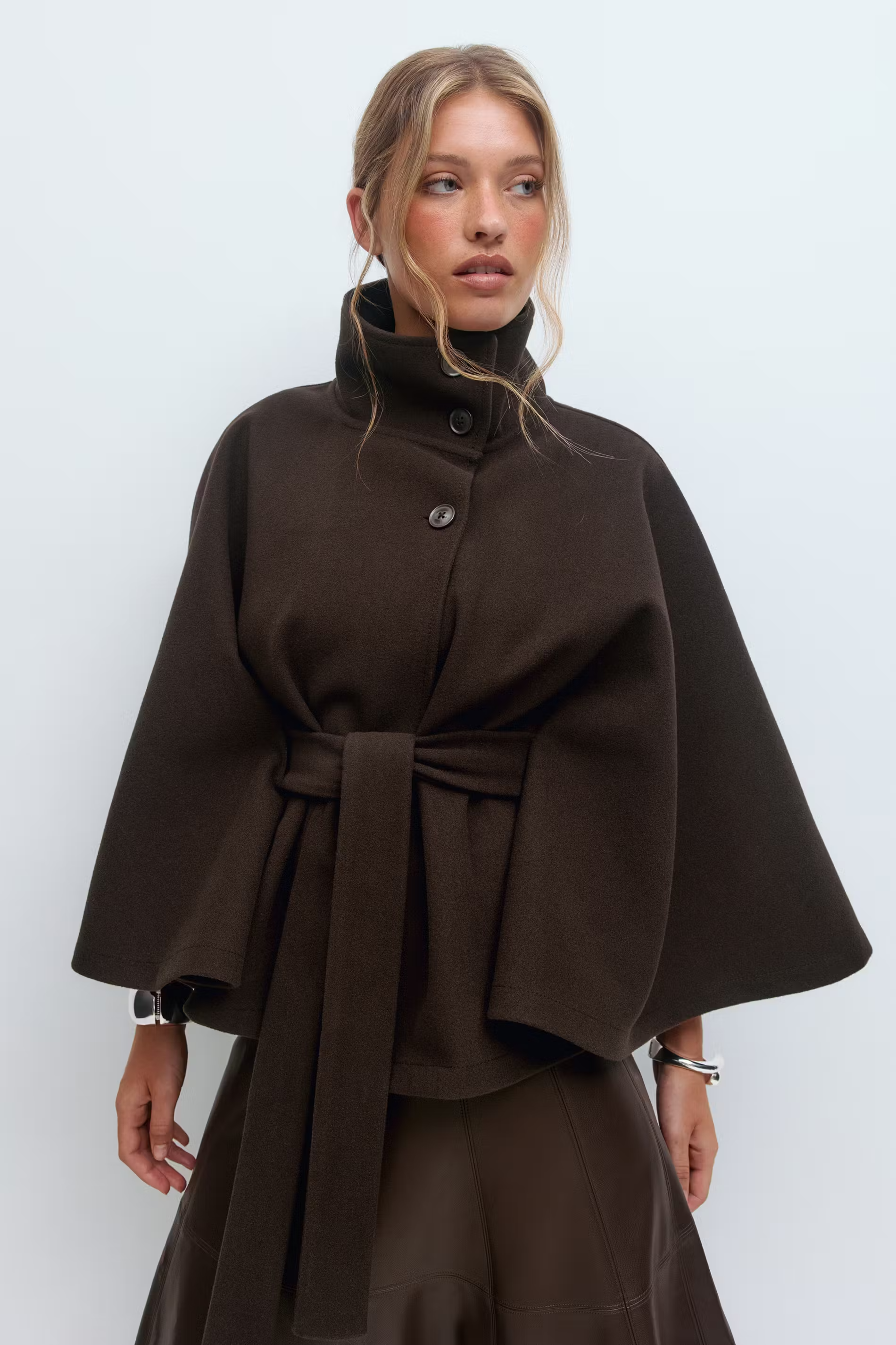 Dam capejacka med hög krage och knytbälte-Coat for women-Fjallbarn