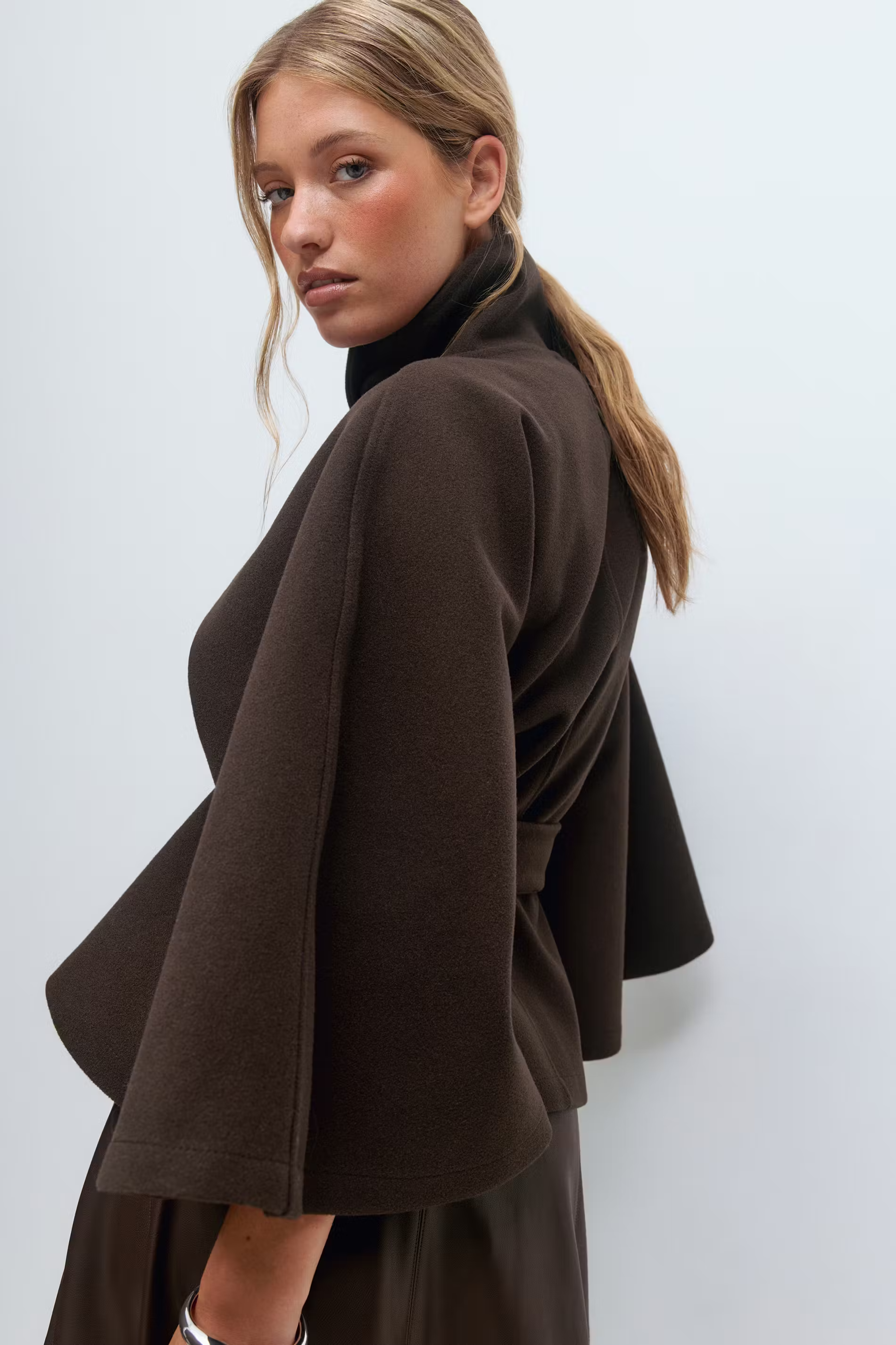 Dam capejacka med hög krage och knytbälte-Coat for women-Fjallbarn