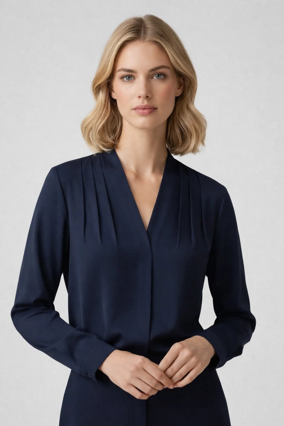 Dam långärmad blus med V-ringning och veckad front-Blouse for women-Fjallbarn
