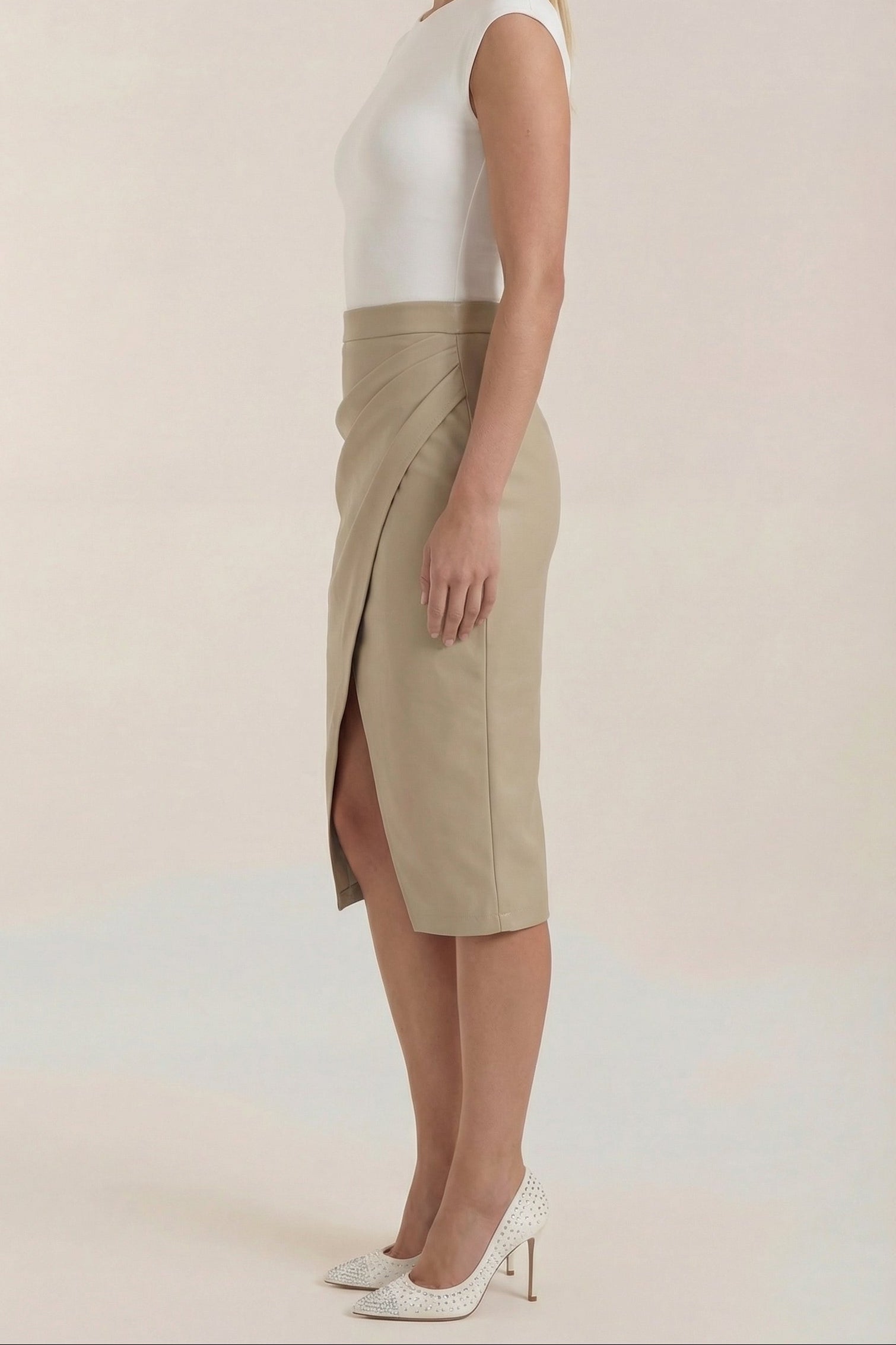 Dam midikjol med draperad design och slits fram-Skirt for women-Fjallbarn