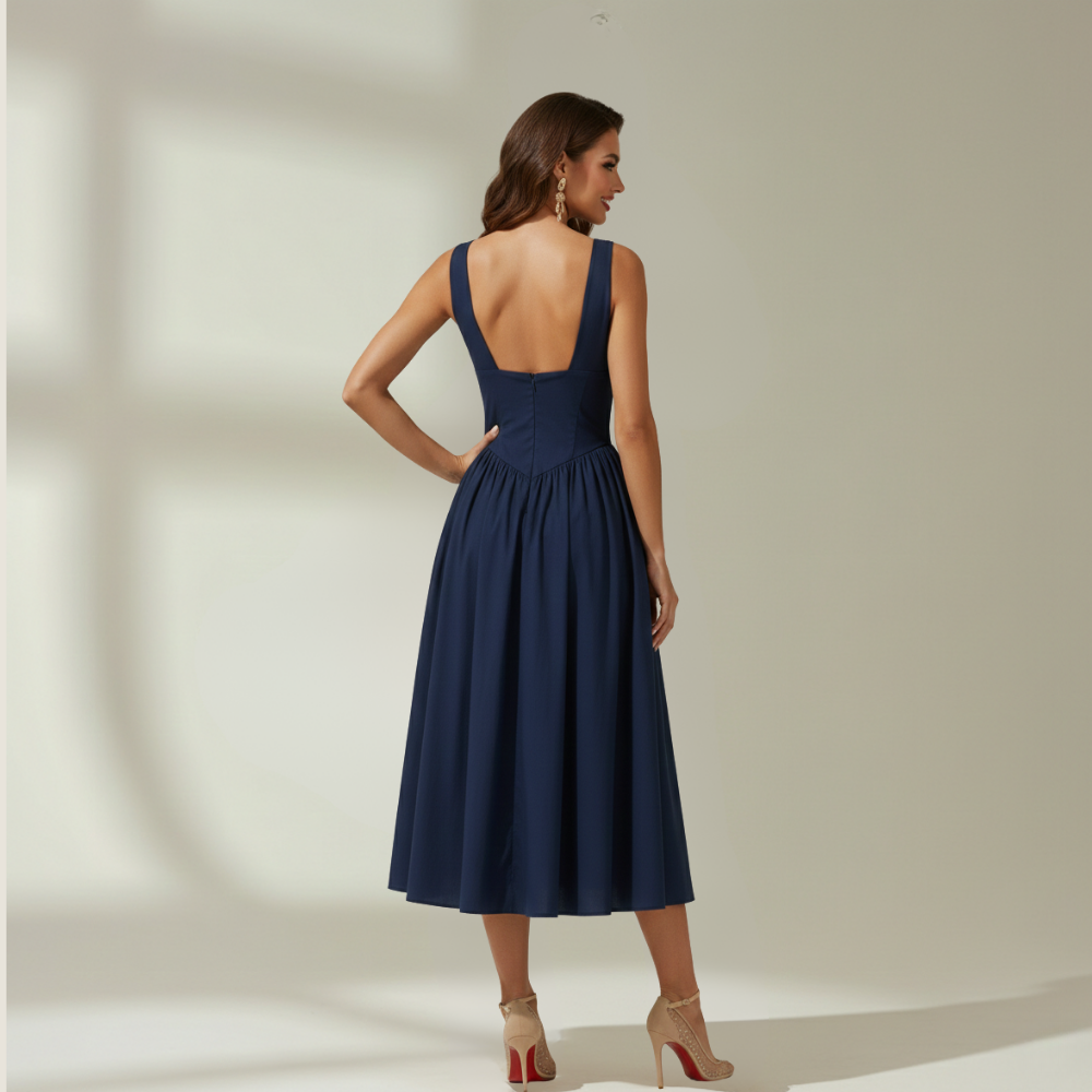 Dam Midiklänning med Djup V-ringning och Ärmlös Design-Midi Dress-Fjallbarn