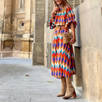 Dam Midiklänning med geometriskt mönster, ståkrage och bälte-Midi Dress-Fjallbarn