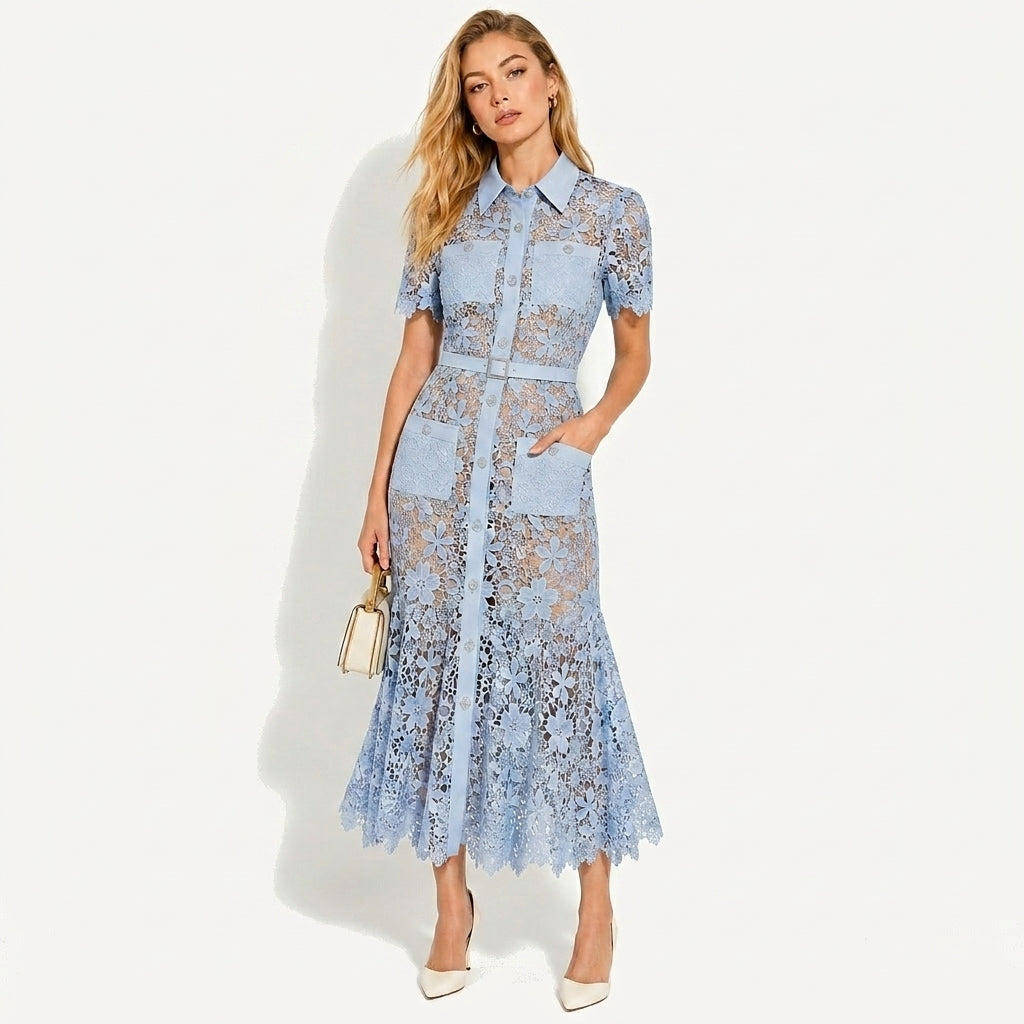 Dam midiklänning med korta ärmar och blommigt mönster samt knäppning och skärp och fyra fickor-Midi Dress-Fjallbarn