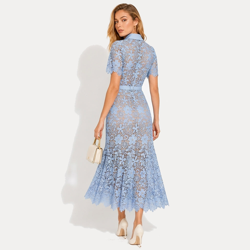 Dam midiklänning med korta ärmar och blommigt mönster samt knäppning och skärp och fyra fickor-Midi Dress-Fjallbarn