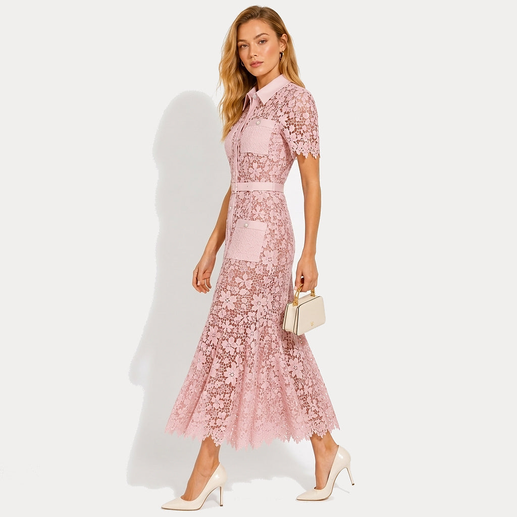 Dam midiklänning med korta ärmar och blommigt mönster samt knäppning och skärp och fyra fickor-Midi Dress-Fjallbarn