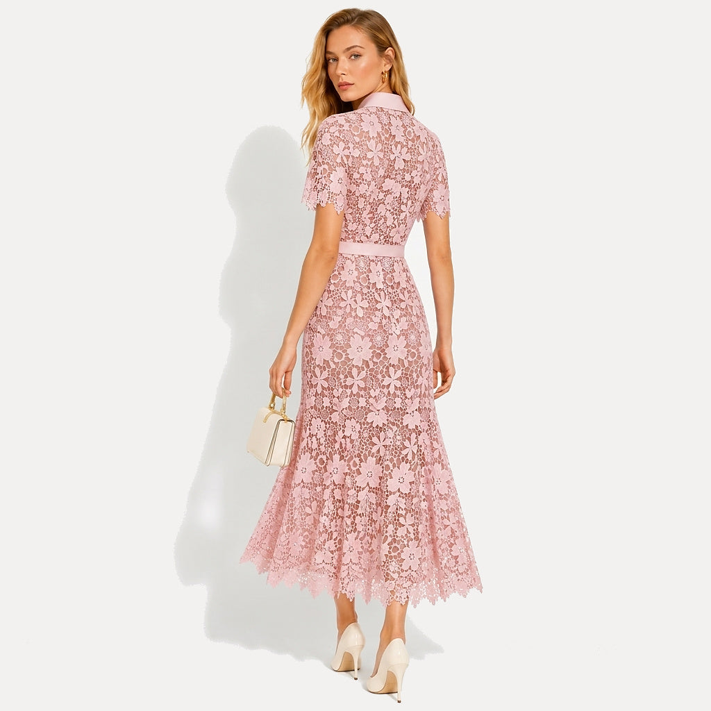 Dam midiklänning med korta ärmar och blommigt mönster samt knäppning och skärp och fyra fickor-Midi Dress-Fjallbarn