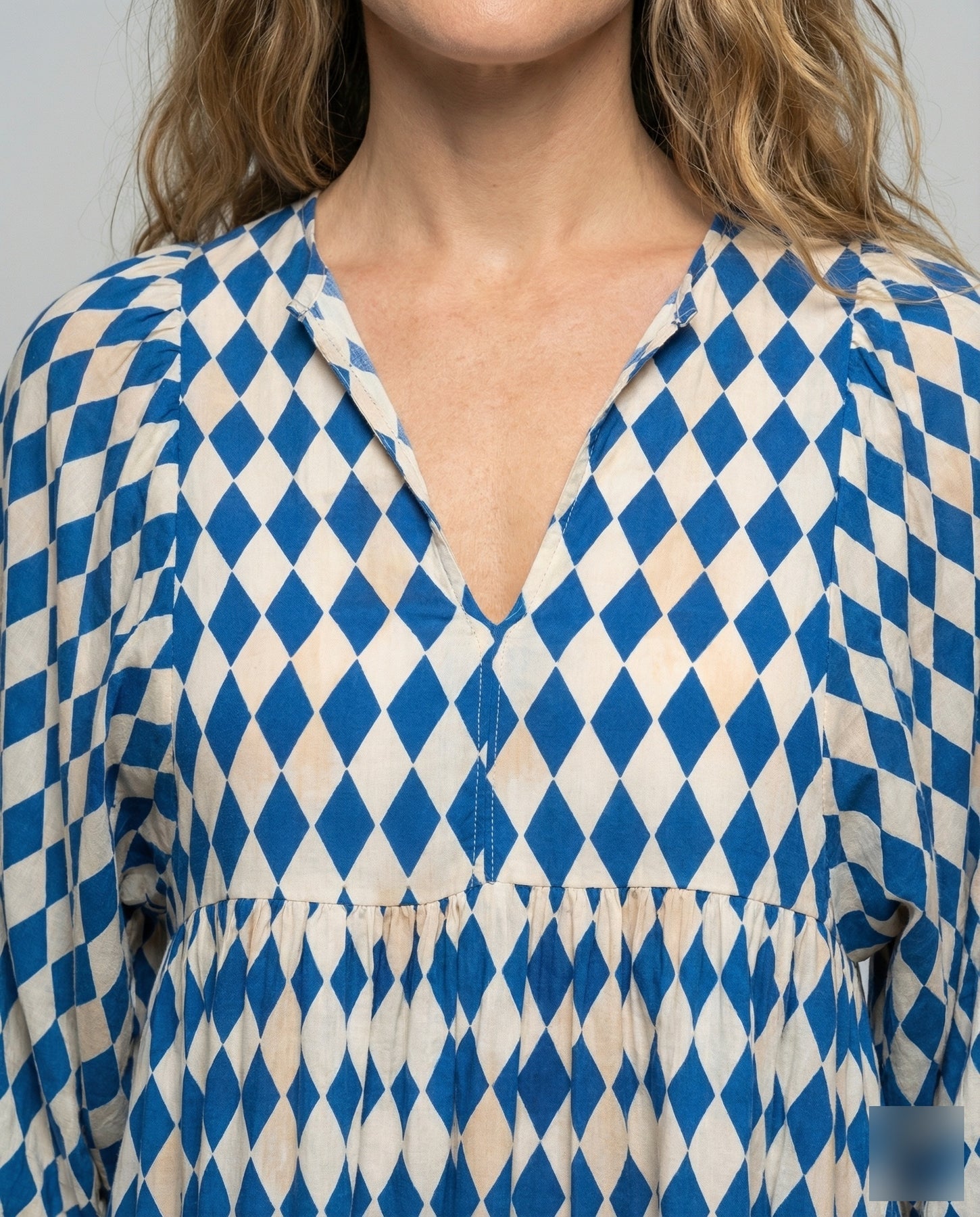 Dam midiklänning med V-ringning och lagerdesign-Midi Dress-Fjallbarn
