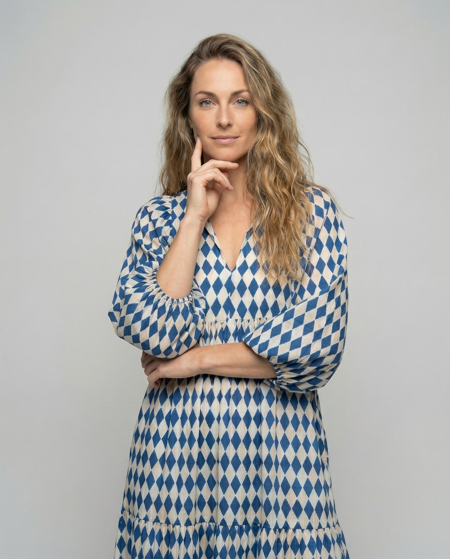 Dam midiklänning med V-ringning och lagerdesign-Midi Dress-Fjallbarn