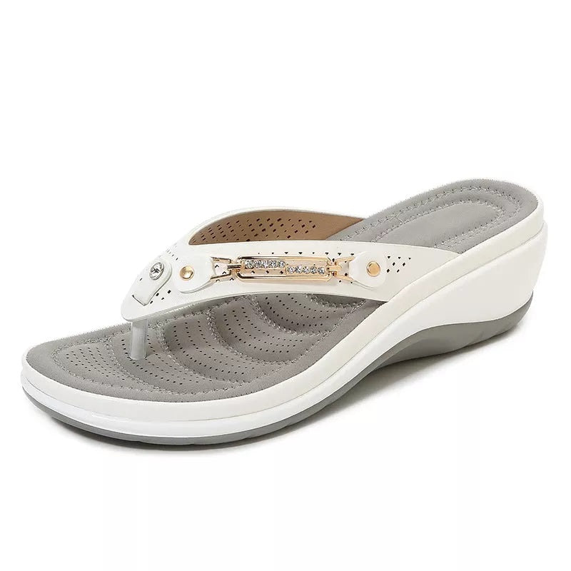 Dam-sandaler med kilklack och metalldetaljer-Footwear for women-Fjallbarn