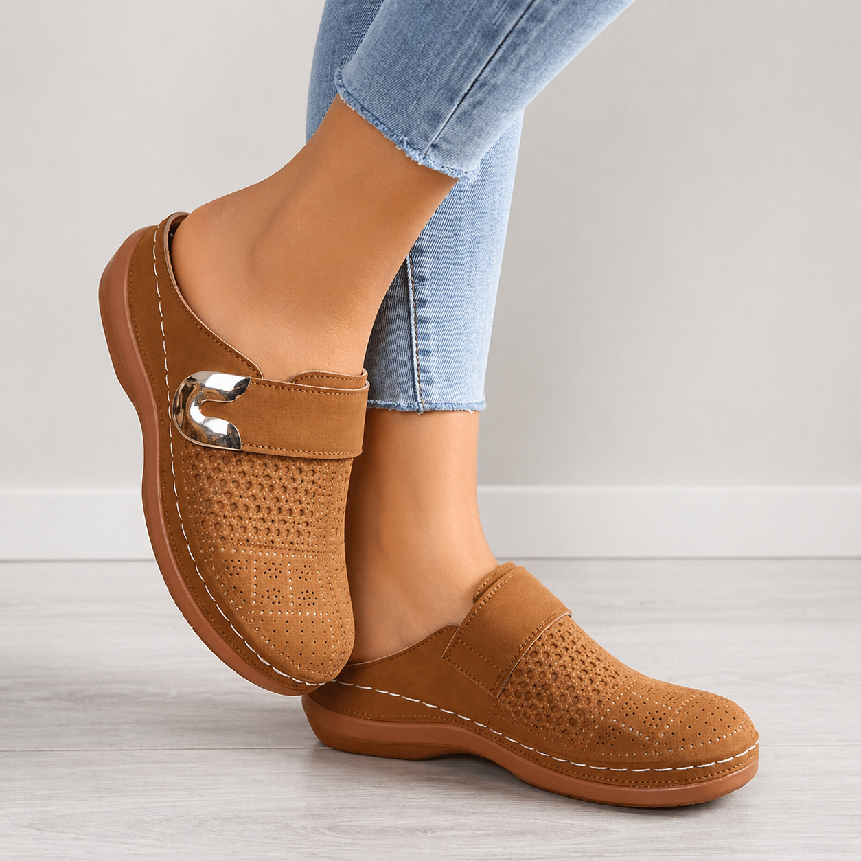 Dam Slip-On Loafers med Spänne och Perforerad Ovandel-Footwear for women-Fjallbarn