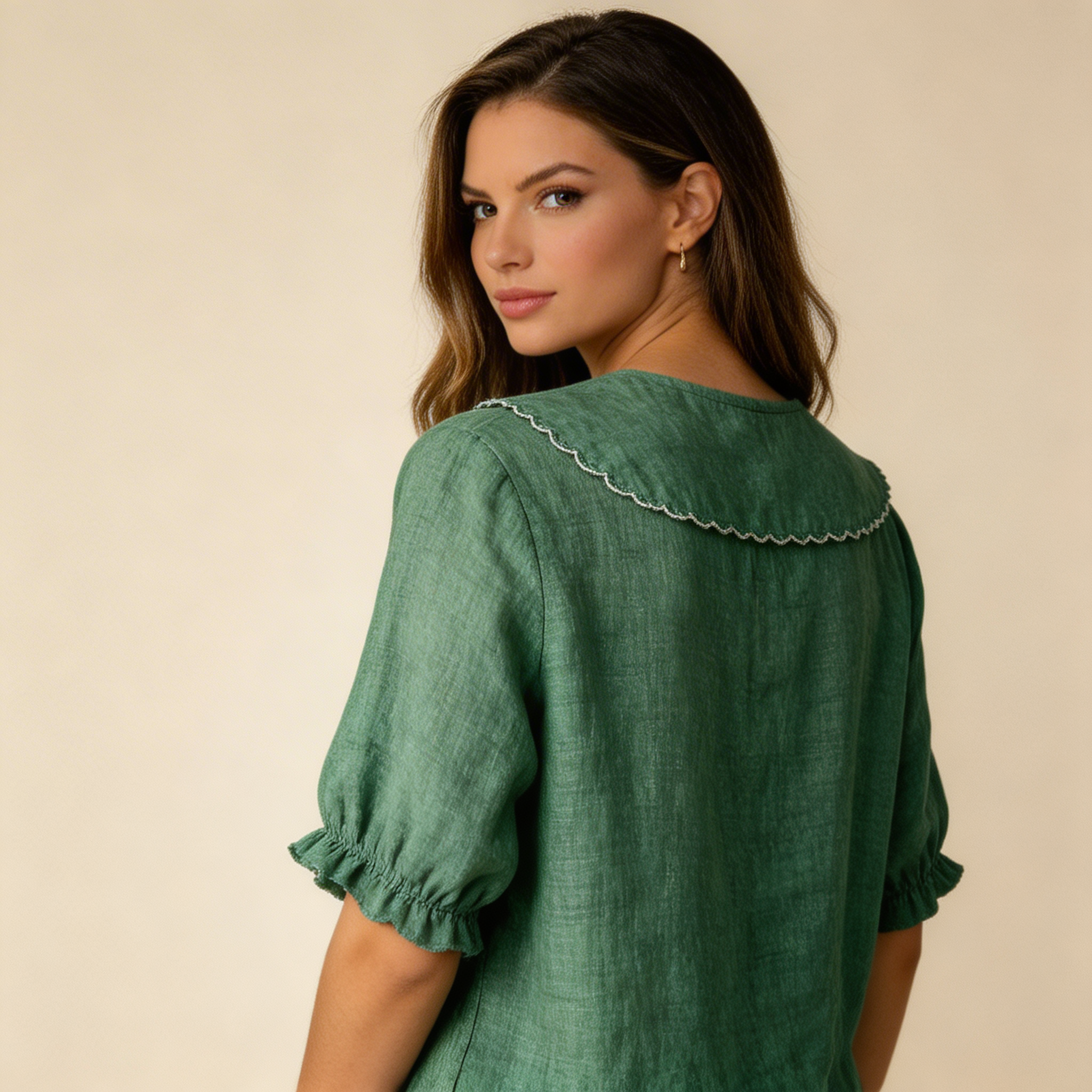 Damblus med knappstängning och rundad krage-Blouse for women-Fjallbarn