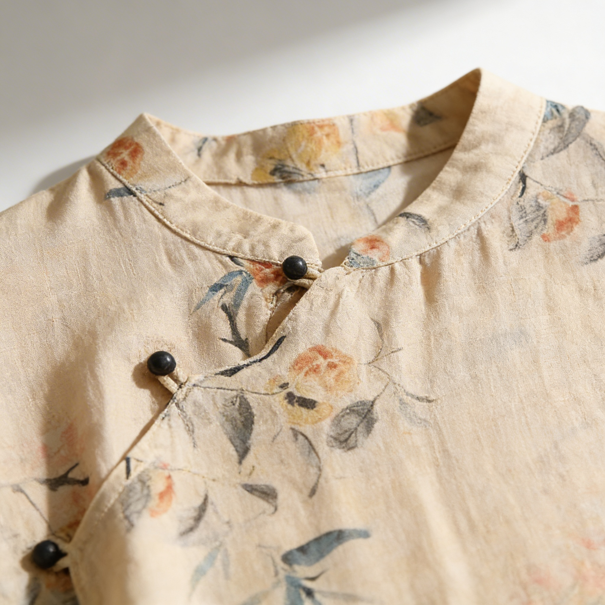 Damblus med kort ärm, blommönster, ståkrage och knappstängning-Blouse for women-Fjallbarn