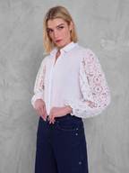 Damblus med spetsärmar och knappar-Blouses for women-Fjallbarn