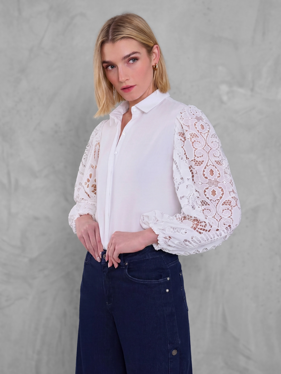 Damblus med spetsärmar och knappar-Blouses for women-Fjallbarn