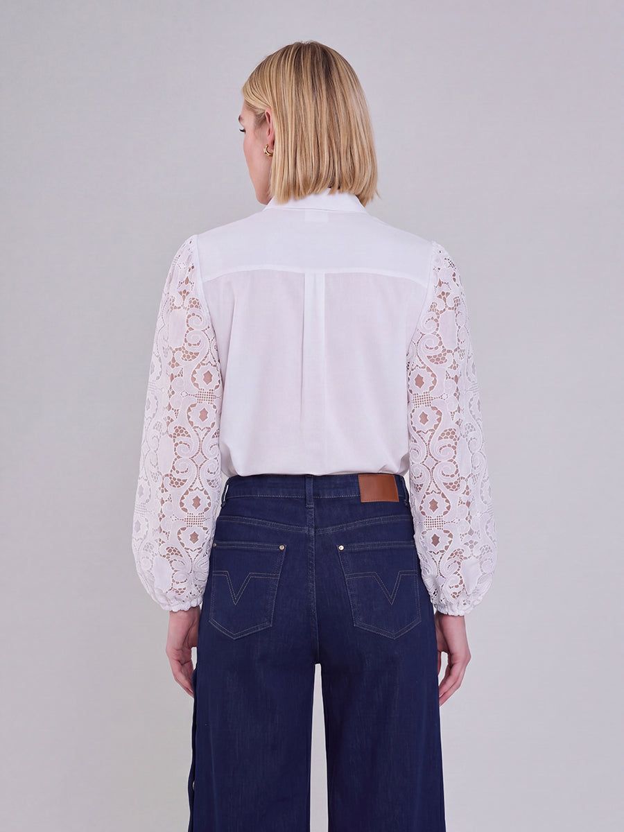 Damblus med spetsärmar och knappar-Blouses for women-Fjallbarn