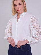 Damblus med spetsärmar och knappar-Blouses for women-Fjallbarn