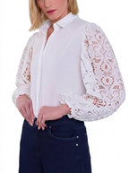Damblus med spetsärmar och knappar-Blouses for women-Fjallbarn