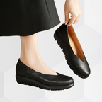 Damernas kilklacksskor med glansig yta och V-ringad öppning-Footwear for women-Fjallbarn