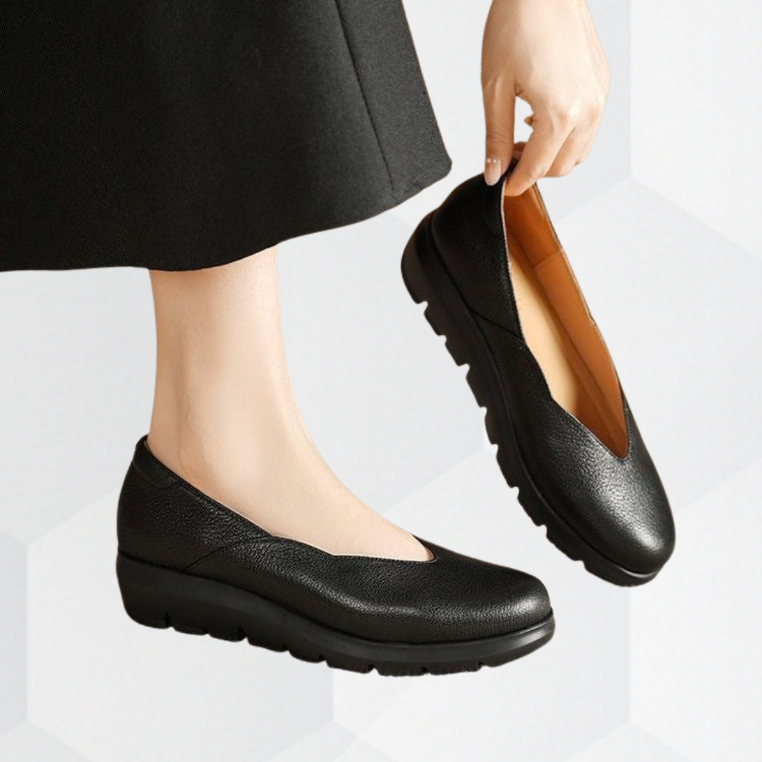 Damernas kilklacksskor med glansig yta och V-ringad öppning-Footwear for women-Fjallbarn