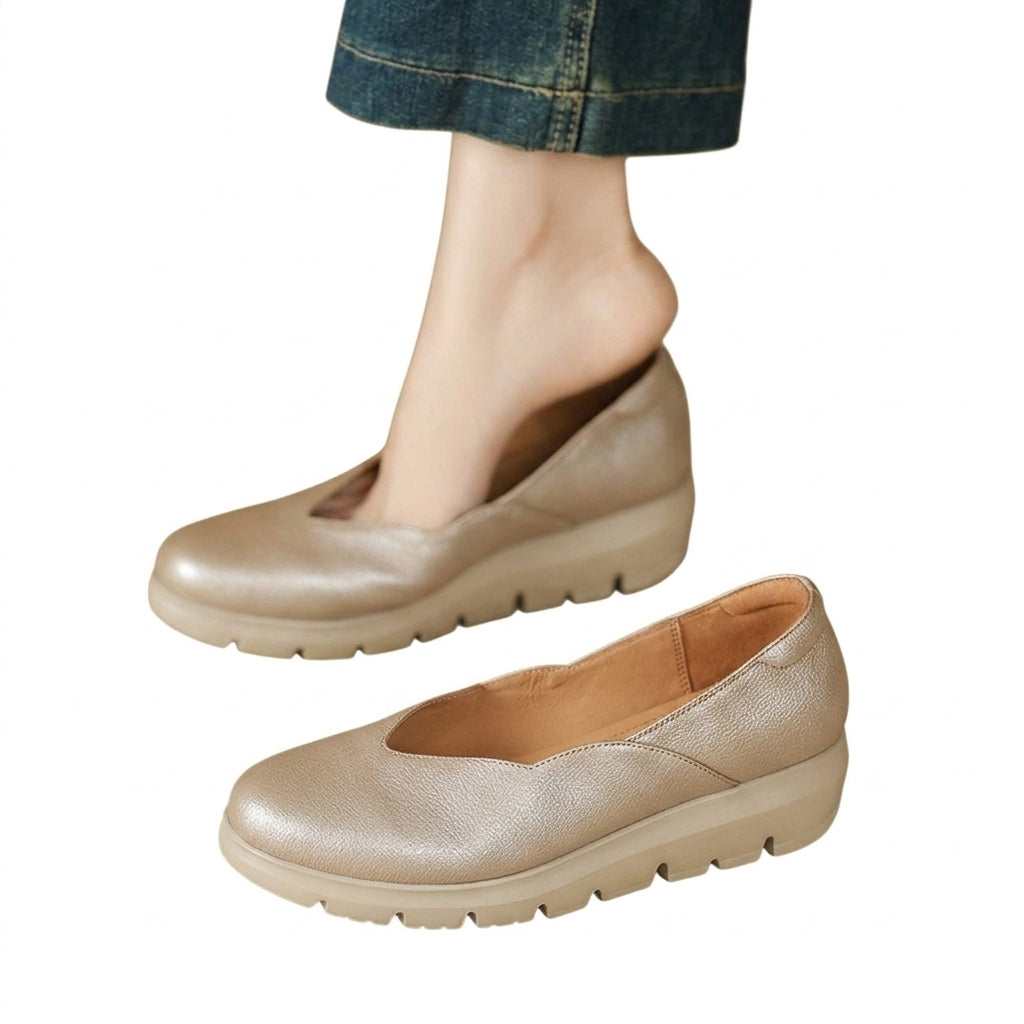 Damernas kilklacksskor med glansig yta och V-ringad öppning-Footwear for women-Fjallbarn
