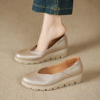 Damernas kilklacksskor med glansig yta och V-ringad öppning-Footwear for women-Fjallbarn