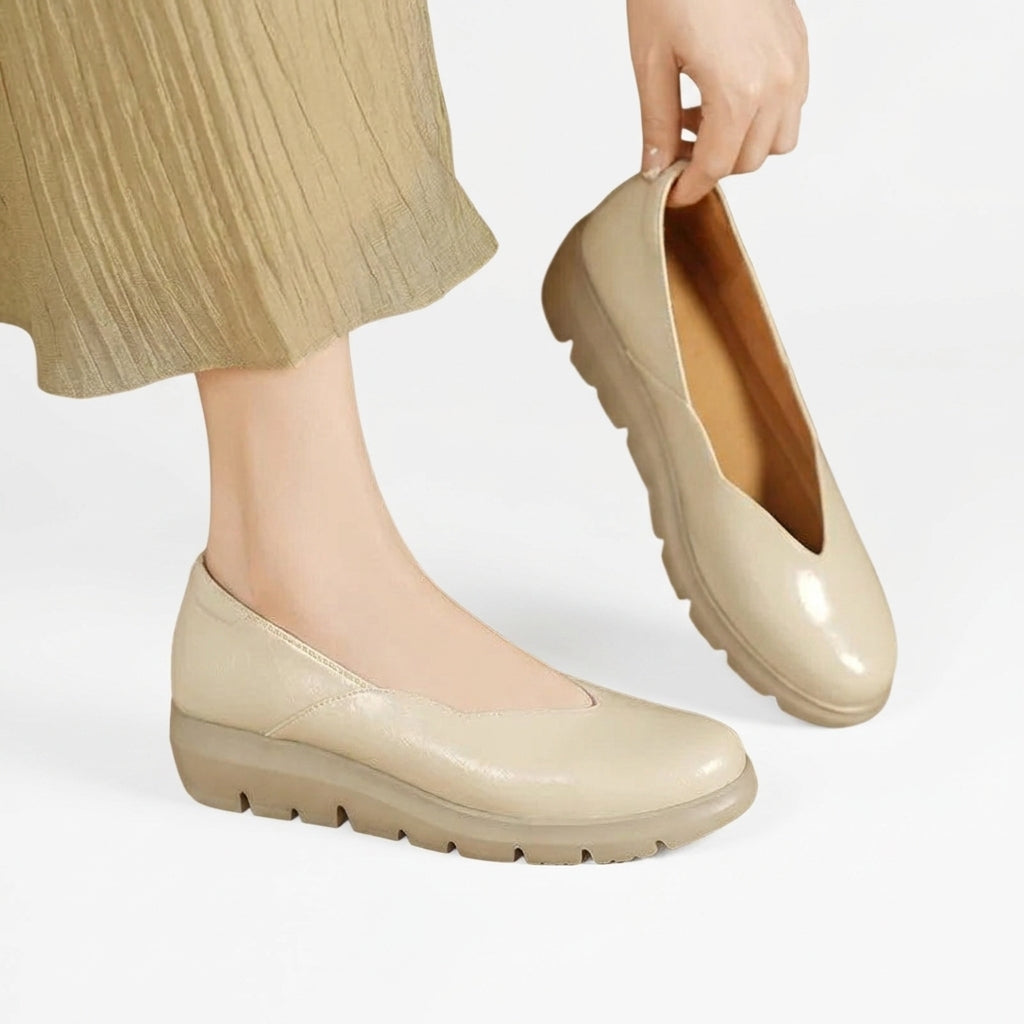 Damernas kilklacksskor med glansig yta och V-ringad öppning-Footwear for women-Fjallbarn