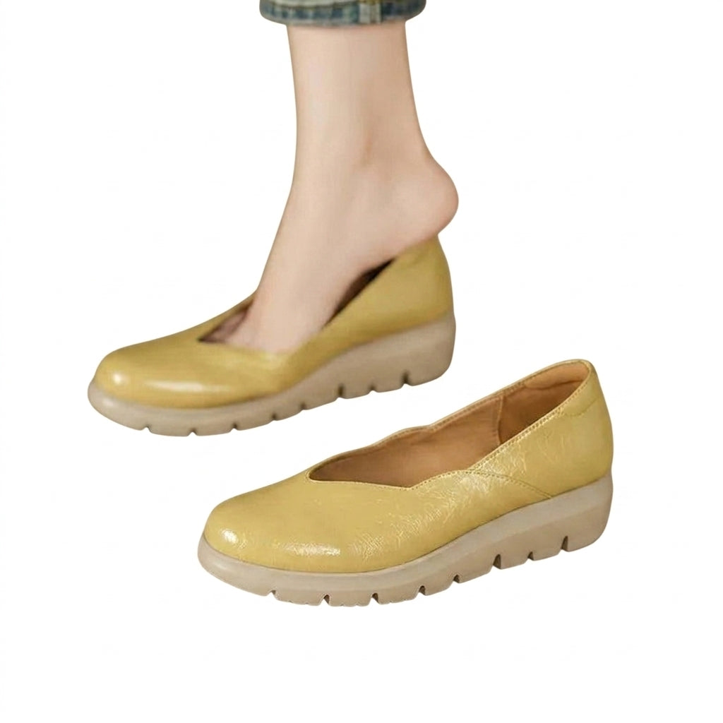 Damernas kilklacksskor med glansig yta och V-ringad öppning-Footwear for women-Fjallbarn