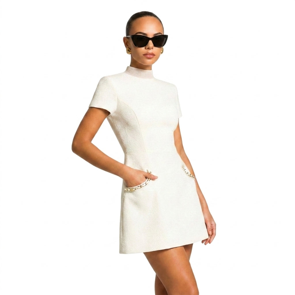 Damernas kortärmade miniklänning med pärlkantad halsringning och dekorativa fickor-Mini Dress-Fjallbarn