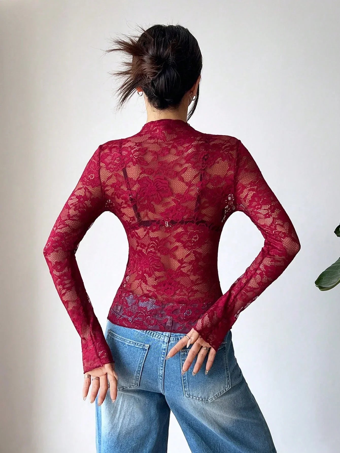 Damernas långärmade spetstopp med hög krage och blommönster-Tops for women-Fjallbarn
