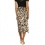 Damernas midikjol i omlottmodell med leopardmönster och sidoslits-Skirt for women-Fjallbarn