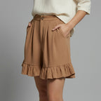Damernas shorts med hög midja och veckad framsida samt volangkant och sidofickor-Shorts for women-Fjallbarn