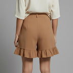 Damernas shorts med hög midja och veckad framsida samt volangkant och sidofickor-Shorts for women-Fjallbarn