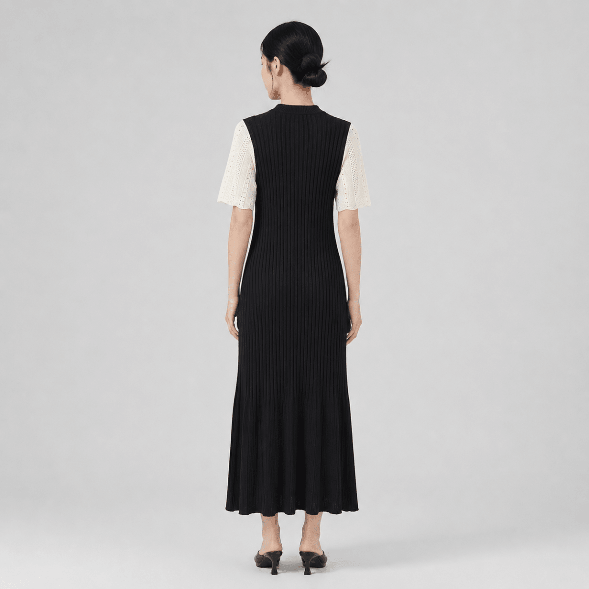 Damklänning i stickad ribbstruktur med krage och knäppning-Midi Dress-Fjallbarn