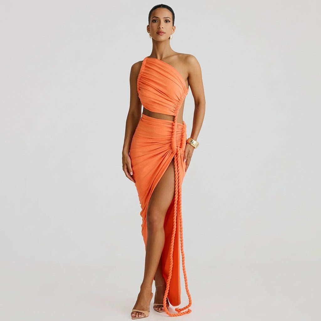 Dammaxiklänning med asymmetrisk enaxlad form och rynkade detaljer-Maxi Dress-Fjallbarn