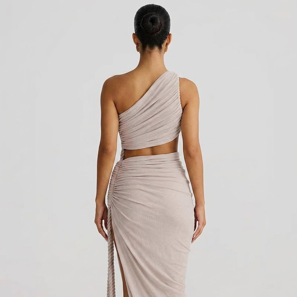 Dammaxiklänning med asymmetrisk enaxlad form och rynkade detaljer-Maxi Dress-Fjallbarn